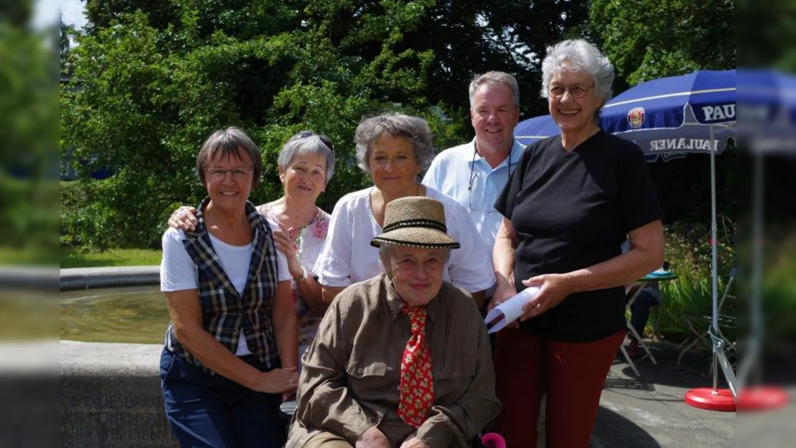 Gemeinsam haben sie viel erreicht und das wird beim Brunnenfest in der „Alten Heimat“ gefeiert. Im Bild (v.l.): Elisabeth Painta (Psychosoziale Beratung/ AWO), Irene Lukas (Bewohnerin und Mitglied im AHA), Hester Butterfield (JAZ), Peter Pinck (Leiter ASZ Laim), Georgia Diesener (Bewohnerin und Mitglied im AHA) und (vorne) Christel Festl (Bewohnerin und Mitglied im AHA). (Foto: kö)