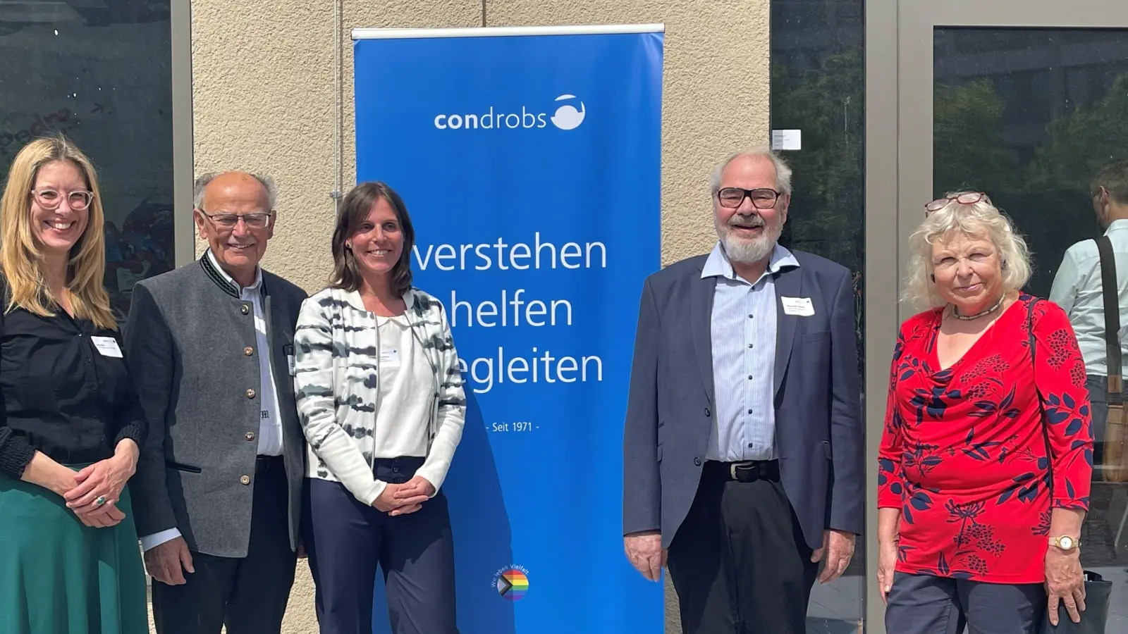 Feierten die Neueröffnung des Pedro-Kontaktladens (v.l.): Karin Wiggenhauser (Condrobs), Josef Mederer (Bezirkstagspräsident), Susanne Taubmann (Condrobs), Alexander Eberth (Aufsichtsratsvorsitzender Condrobs) und Gunda Wolf-Tinapp (BA 16).  (Foto: hw)