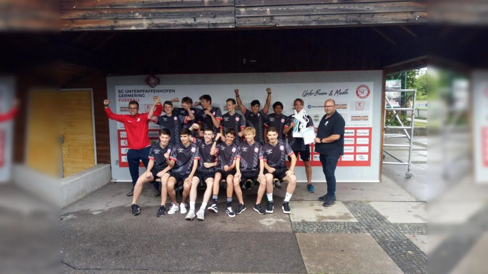 Die Mannschaft mit Trainer Simon Schroth (links hinten) und einem Vertreter des BFV (rechts). (Foto: Günter Gall)