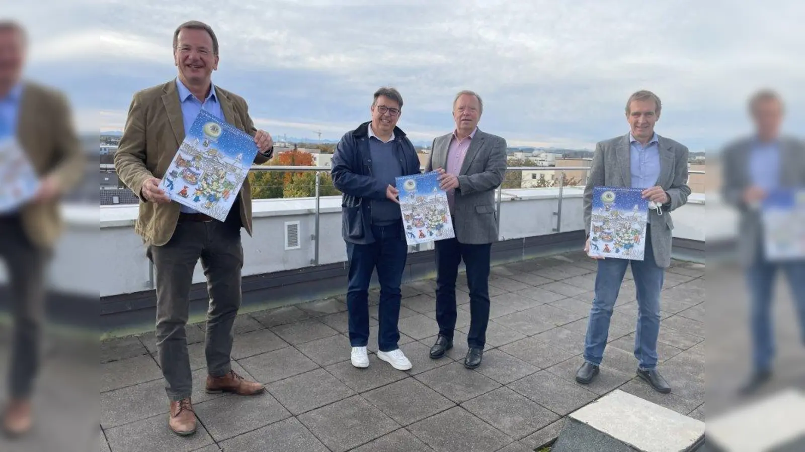 Freuen sich über den neuen Lions-Adventskalender, v.l.: Oberbürgermeister Andreas Haas, Stefan Hetsch, Michael von Unruh und Michael Sigmund (alle Lions Club). (Foto: pst)