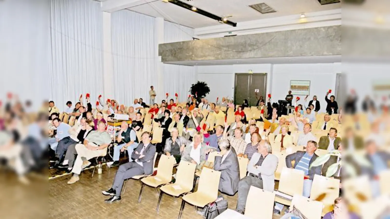 Die Bürgerversammlung Trudering war diesmal nur mager besucht. Gleich mehrere Anträge gab es zu dem geplanten Mobilfunkmasten.  (Foto: Kohnke)