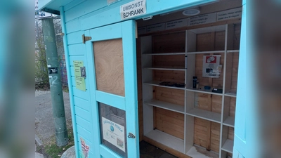 In München gibt es über zehn Kreislaufschränke, wie hier die „Giesinger Perle” in der Perlacher Straße 116. Als weiterer Standort wird nun Kirchtrudering erprobt. (Foto: bas)