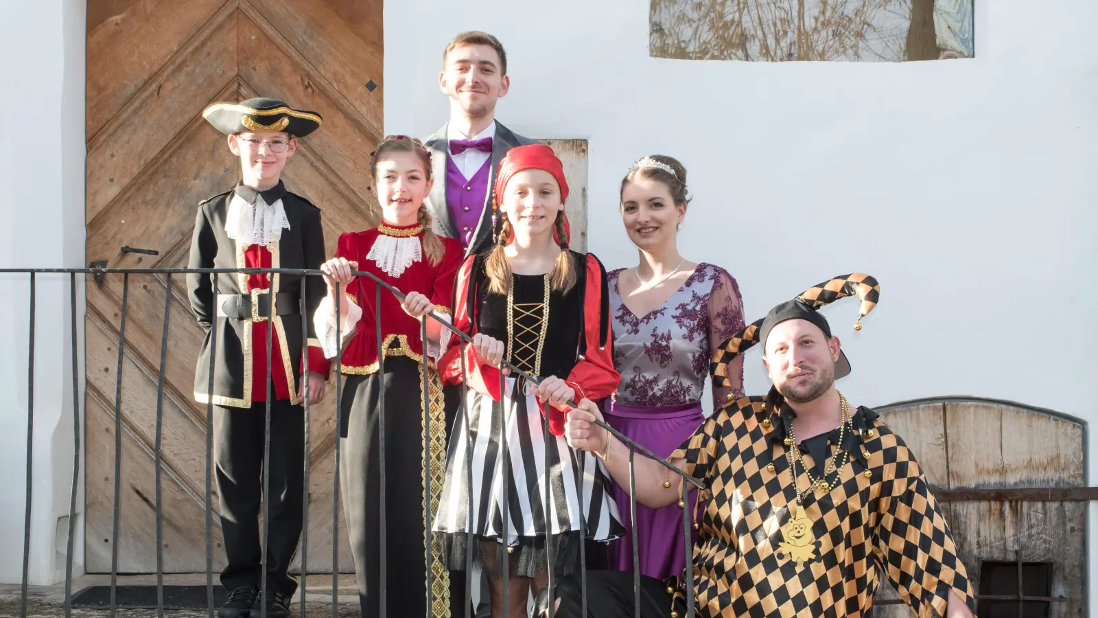 Die Dreigestirne der Grafinger Faschingsbären freuen sich auf viele begeisterte Narren: Prinzessin Paula I. &amp; Prinz Max I. sowie Hofnarr Tom, der Dreihaxade und das Kinderdreigestirn: Prinzessin Larissa I. &amp; Prinz Florian I. sowie Hofnärrin Amelie, die Schneidige.  (Foto: Thomas Storch)