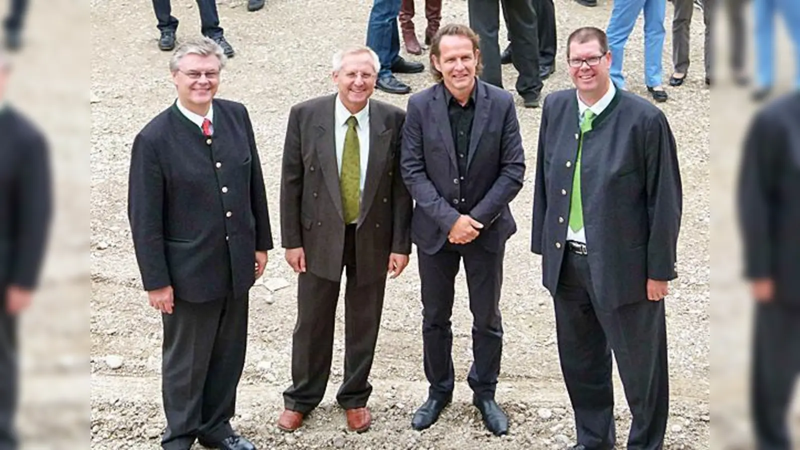 Stolz blicken die Bauherren auf den neuen »Zeppelin« (kl. Bild): Bürgermeister Rainer Schneider, Schulleiter Franz Vogl, Architekt Michael Deppisch und Landrat Michael Schwaiger (von links). 	 (Fotos: bb)