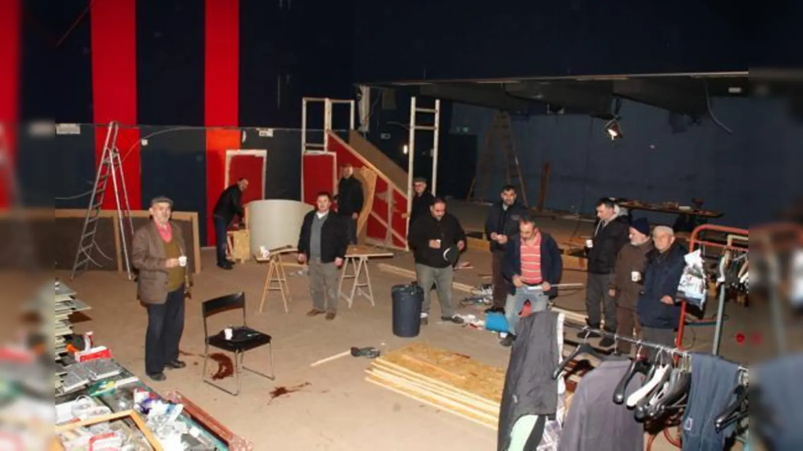 Baustelle Stadttheater: Hier sind die Mitglieder des Moscheevereins aktuell dabei, ihre Moschee einzurichten. Endlich hat der Verein eine neue Heimat gefunden.	 (Foto: kw)