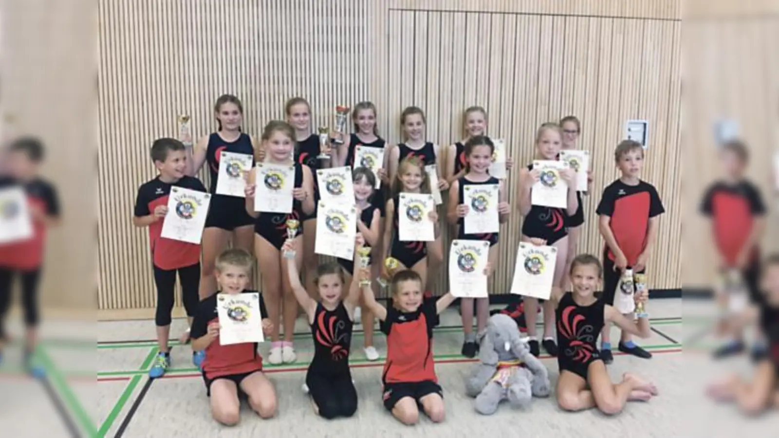 Stolz auf Pokale und gute Platzierungen: Die Bilanz des TSV Schleißheim kann sich sehen lassen.	 (Foto: VA)