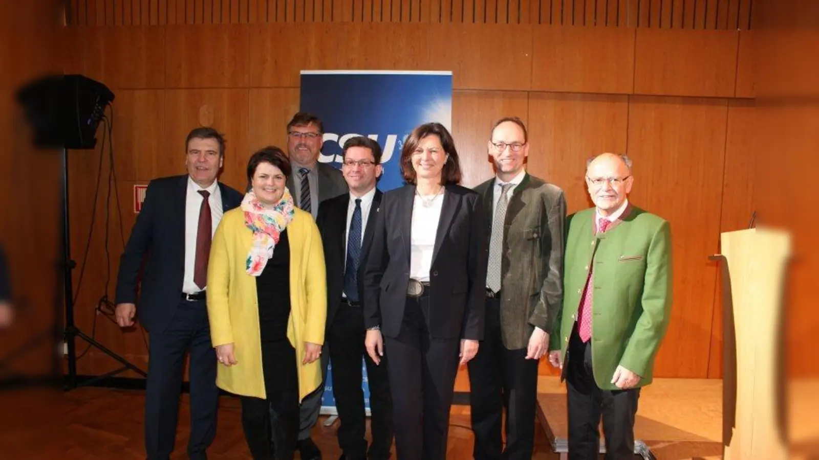 Neujahrsempfang der Karlsfelder CSU (von links): Stefan Kolbe (1. Bürgermeister), Katrin Staffler (Bundestagsabgeordnete), Stefan Löwl (Landrat), Christian Bieberle (Ortsvorsitzender), Ilse Aigner (Landtagspräsidentin), Bernhard Seidenath (Landtagsabgeordneter) und Josef Mederer (Bezirkstagspräsident). (Foto: CSU Karlsfeld)