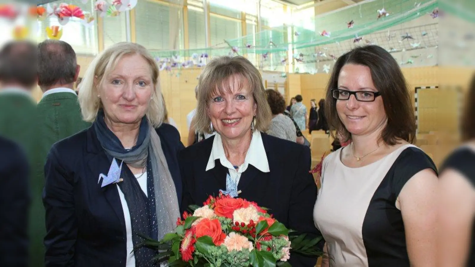 Aloisia Theresia Wiedenmann vom Staatlichen Schulamt, Rektorin Carolina Rösner und die neue Rektorin Sybille Kruschke (v.l.). (Foto: US)