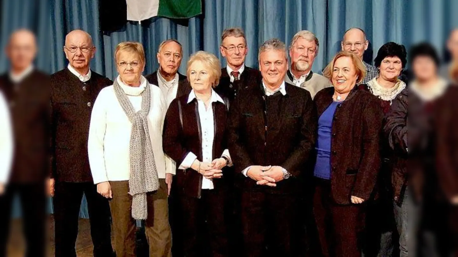 Ehrengäste und Neubürger hatten die Gelegenheit sich kennen zu lernen. Bürgermeisterin Barbara Bogner (v. 2 .v .r.) dankte (v. r.) Gerhard Hofreiter, Valentin Gröbmair jun., Prälat Walter Wakenhut und Anneliese Bosch für ihr Engagement.  (F: Pietsch)