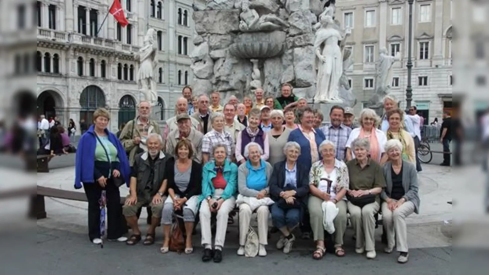 Krönung einer historischen Exkursion: Der Museums-Förderkreis auf dem »Platz der Italienischen Einheit« in Triest.  (Foto: privat)