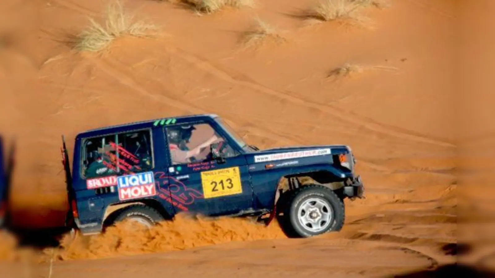 Peter und Benjamin Kluge kämpfen sich durch die Wüste.	 (Foto: Privat)