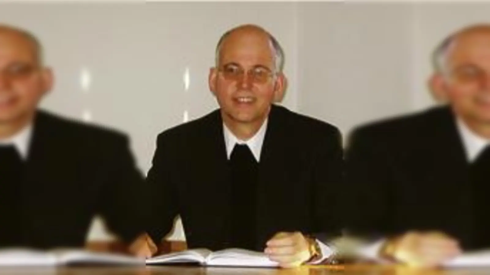 Harald Wechselberger in seinem Arbeitszimmer der Pfarrei Maria Ramersdorf. 	 (Foto: sal)