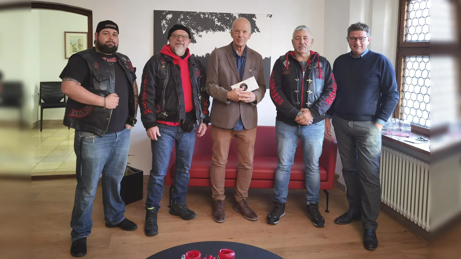 Die Mitglieder von Bastards MC übergaben an Bürgermeister Ulrich Proske Spenden für eine Senoirenveranstaltung, die im Oktober stattfinden soll. (Foto: Bastards MC)