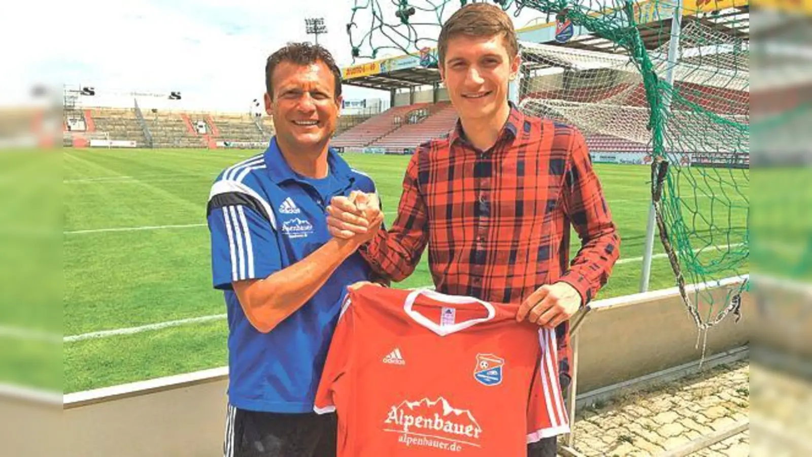 Christopher Greger (19) kommt von der Löwen-Nachwuchsabteilung an den Sportpark. Links Haching-Trainer Claus Schromm.	 (Foto: SpVgg)