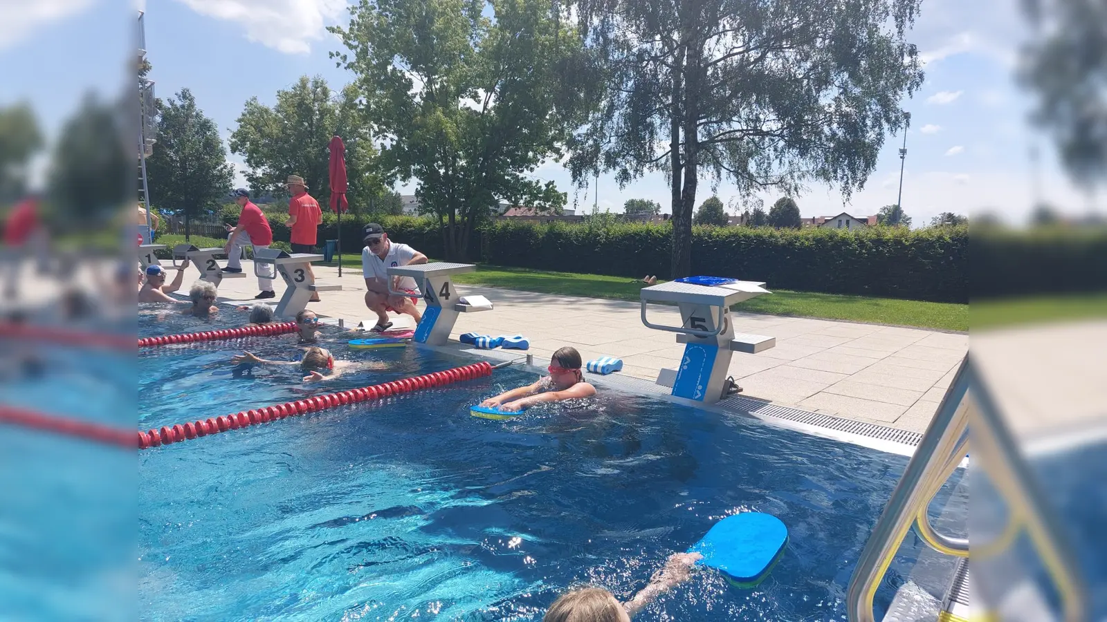 Bei der Schulschwimmwochen in Grafing lernten jede Menge Kinder sicher schwimmen. (Foto: BRK)