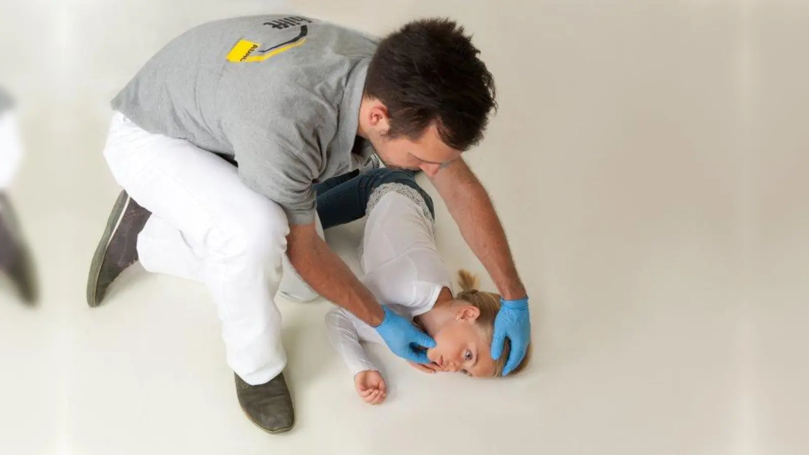 Die stabile Seitenlage ist ein Element der Kurse für Ersthelfer. (Foto: Bild: ADAC gelbhilft)