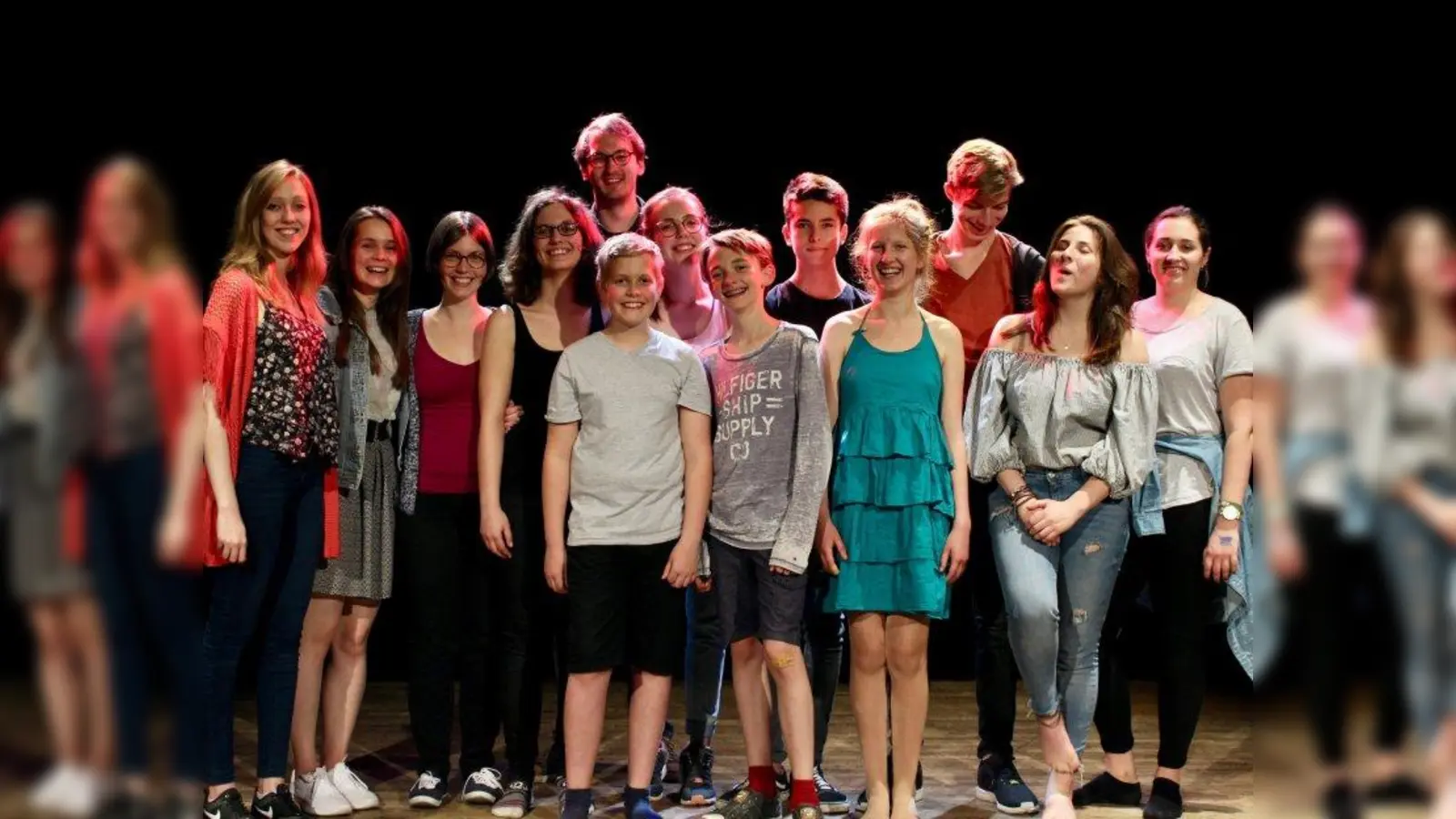 Kleines engagiertes „Schatten der Zeit”-Musical-Team: zwölf Ensemblemitglieder und ein Miniorchester führen am 13., 14. und 15. Juli das Jugendmusical auf. Dritte von links: die musikalische Leiterin und Produktionsverantwortliche Linda Oppermann. (Foto: T.Seiffert)