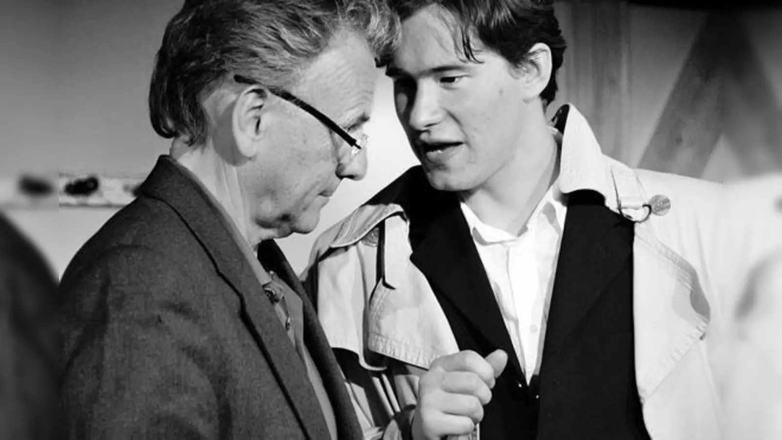 Hilfskommissar Kramer (links) spart nicht mit Häme, um seinem Chef die Augen zu öffnen: Hauptkommissar OFinn (rechts) ist diesmal offensichtlich selbst in einen Mordfall verwickelt. 	 (Foto: Yan Lavallée / VA)