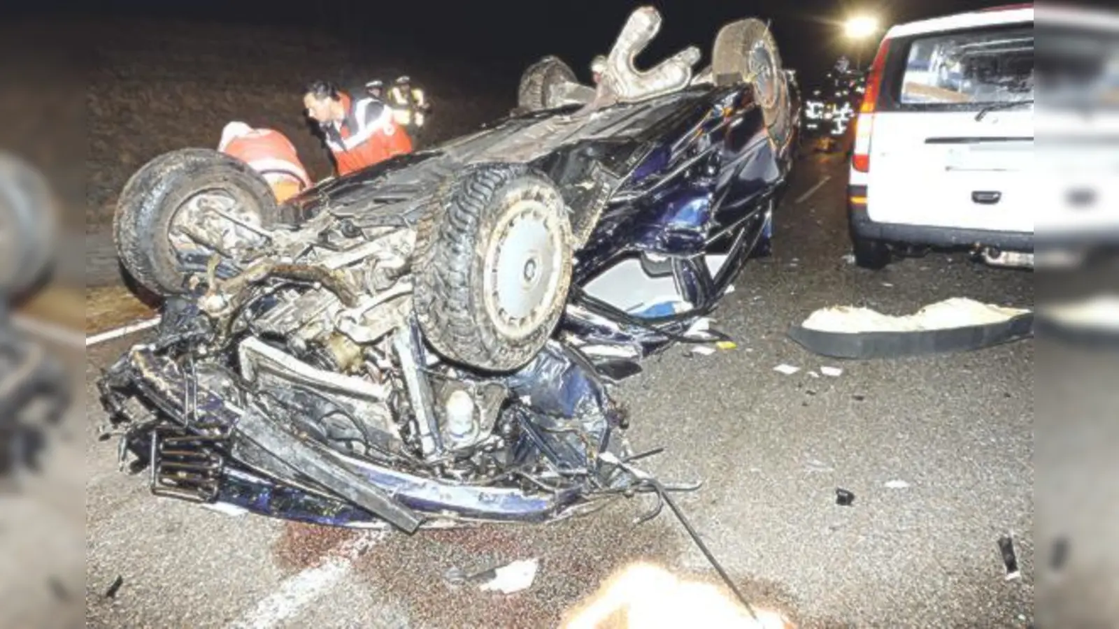 Nachdem er selbst von der Fahrbahn abkam und sich aus seinem Auto befreien konnte, wurde der 18-jährige BMW-Fahrer von einem anderen Fahrzeug frontal erfasst. Er verstarb noch an der Unfallstelle.	 (Foto: dig-press)