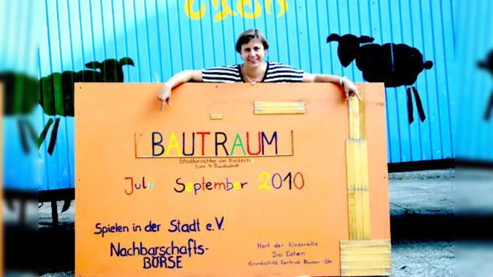 Ute Haas freut sich über den Preis, den die Kinder für »Bautraum am Bauzaun« bekommen haben. 	 (Foto: scy)