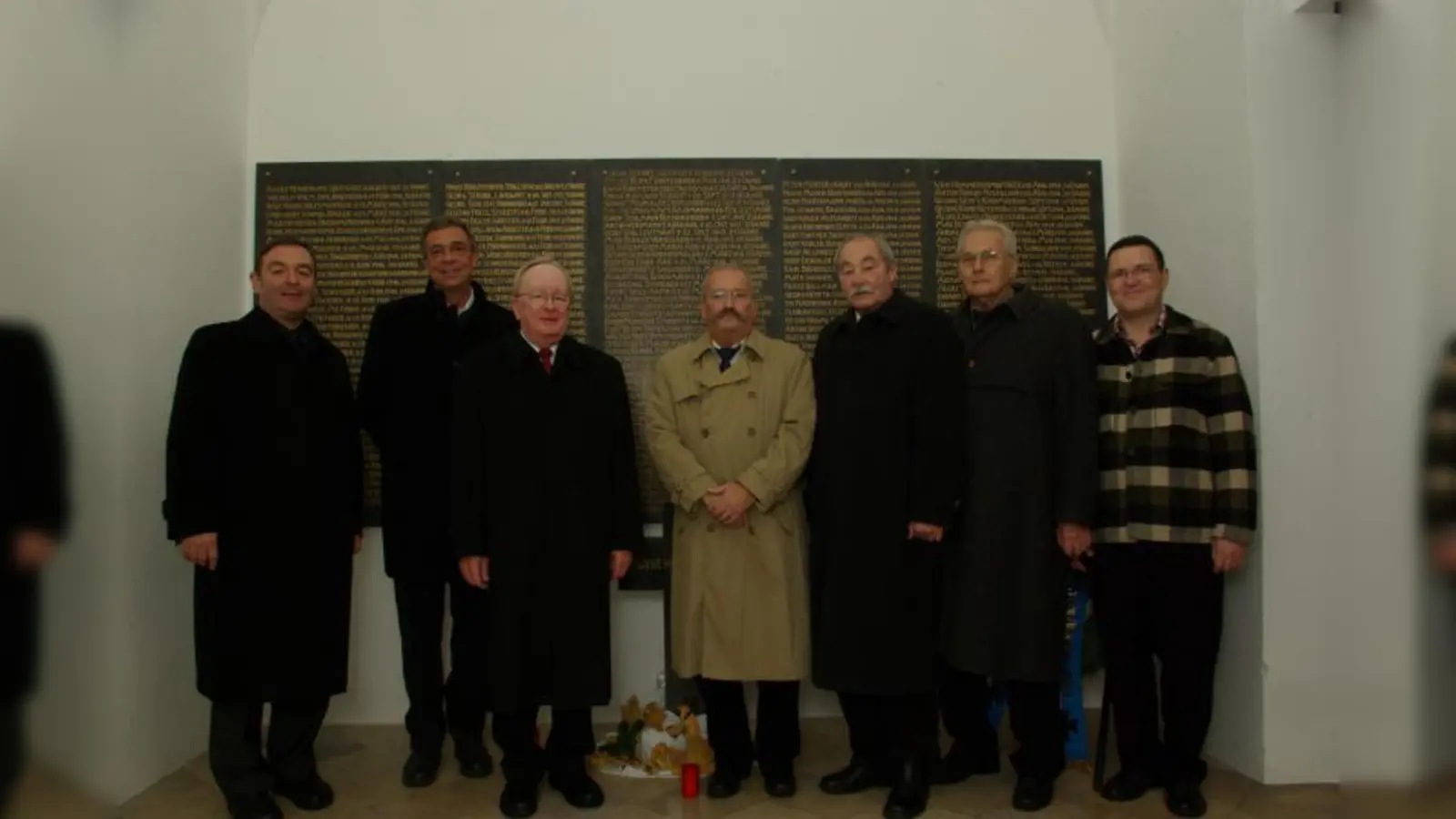 Bei der Einweihung der Gedenktafeln (v.l.): Pfarrer Franz Xaver Leibiger, Roland Weinelt, Franz Schäffler, Hartmut Brömstrup, Adolf Turner, Peter Schäder, Gerhard Mirbeth. (Foto: Thomas Kärtner)