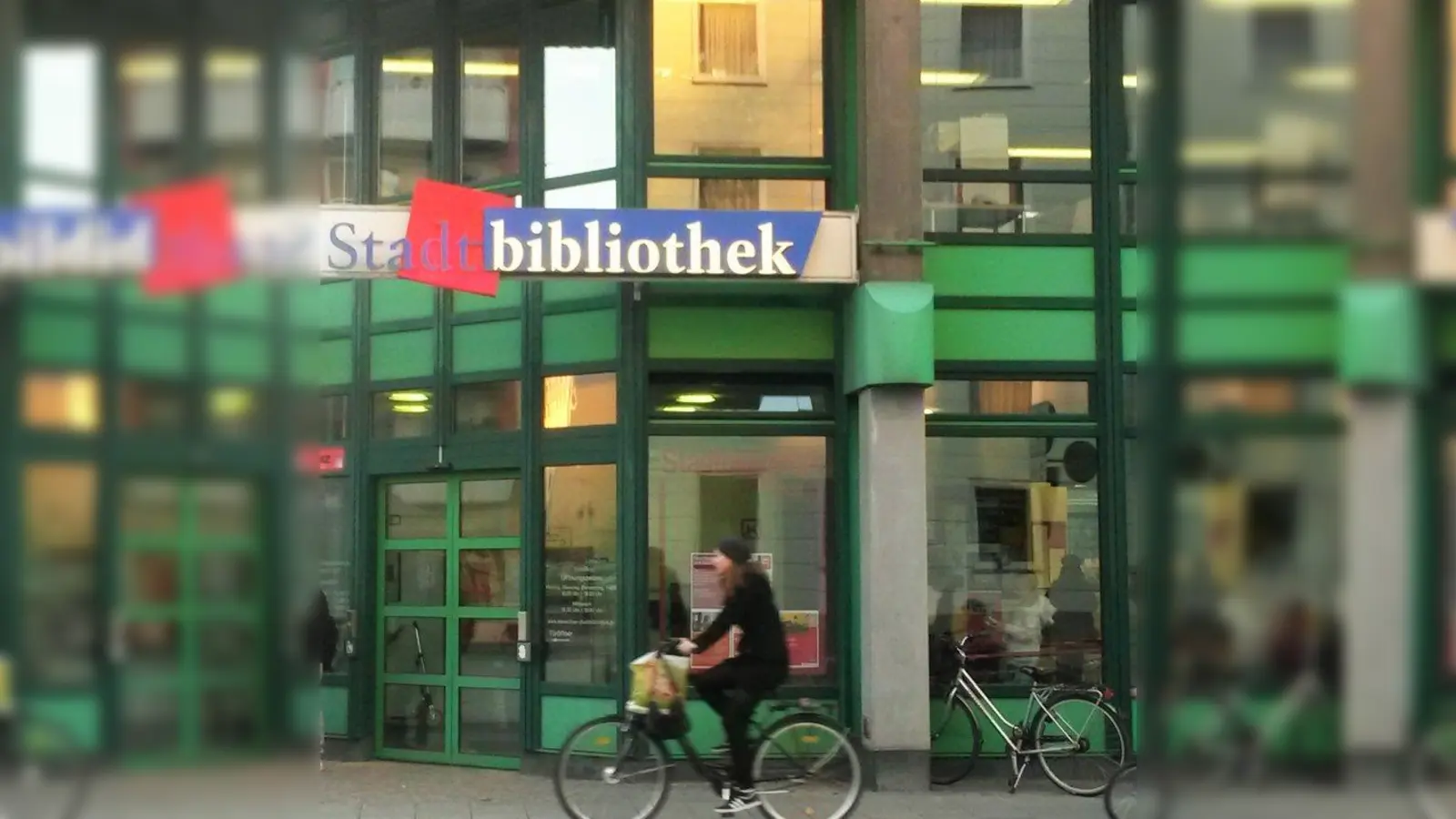 In der Stadtbibliothek in der Albert-Roßhaupter-Str. 8 können ausgeliehene Medien nur zu den Öffnungszeiten zurückgegeben werden. (Foto: jb)