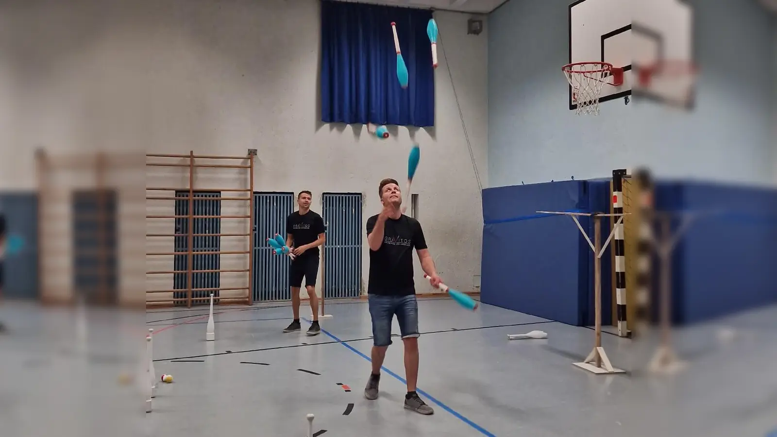 Zeigten den Kindern, wie das klappt mit dem Jonglieren: Julius Preu und Daniel Ledel. (Foto: Monika Ring)