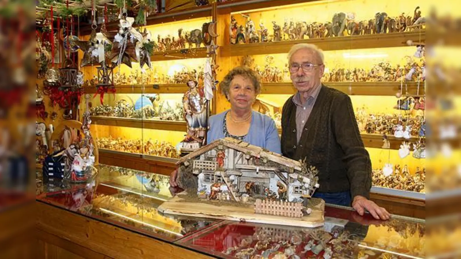 Johanna und Anderl Vordermaier in ihrem Laden für Holzschnitzkunst.	 	 (Foto: privat)