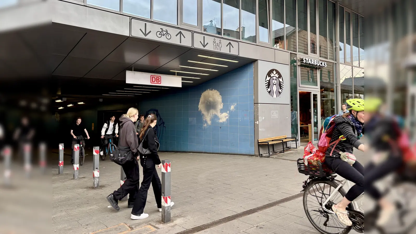 Die Sicherheit im Pasinger Wolkentunnel war Thema in der Bürgerversammlung. In naher Zukunft soll der Radweg rot abmarkiert werden. (Foto: Ulrike Seiffert)