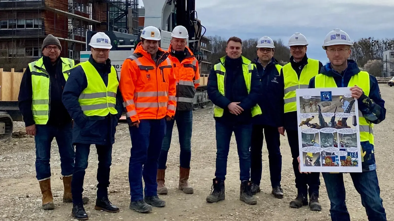 Es geht voran an der U6: Bauleiter Johannes Richter, Bürgermeister Hermann Nafziger, die Projektleiter Christian Vogelgsang und Jörg Wüst, Bauleiter Marius Glatt, Stefan Schaudig aus dem Rathaus, Michael Brucker von der PMG sowie PMG-Geschäftsleiter Dimitri Steinke mit dem neuen Comic. (Foto: K.Xander)