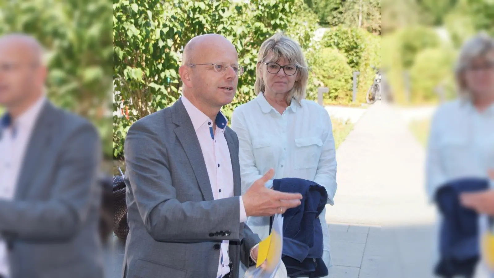 Stiftungsvorstand Ernst-Albrecht von Moreau erläuterte die Arbeit der Pfennigparade. Evelyne Menges hört aufmerksam  zu. (Foto: job)