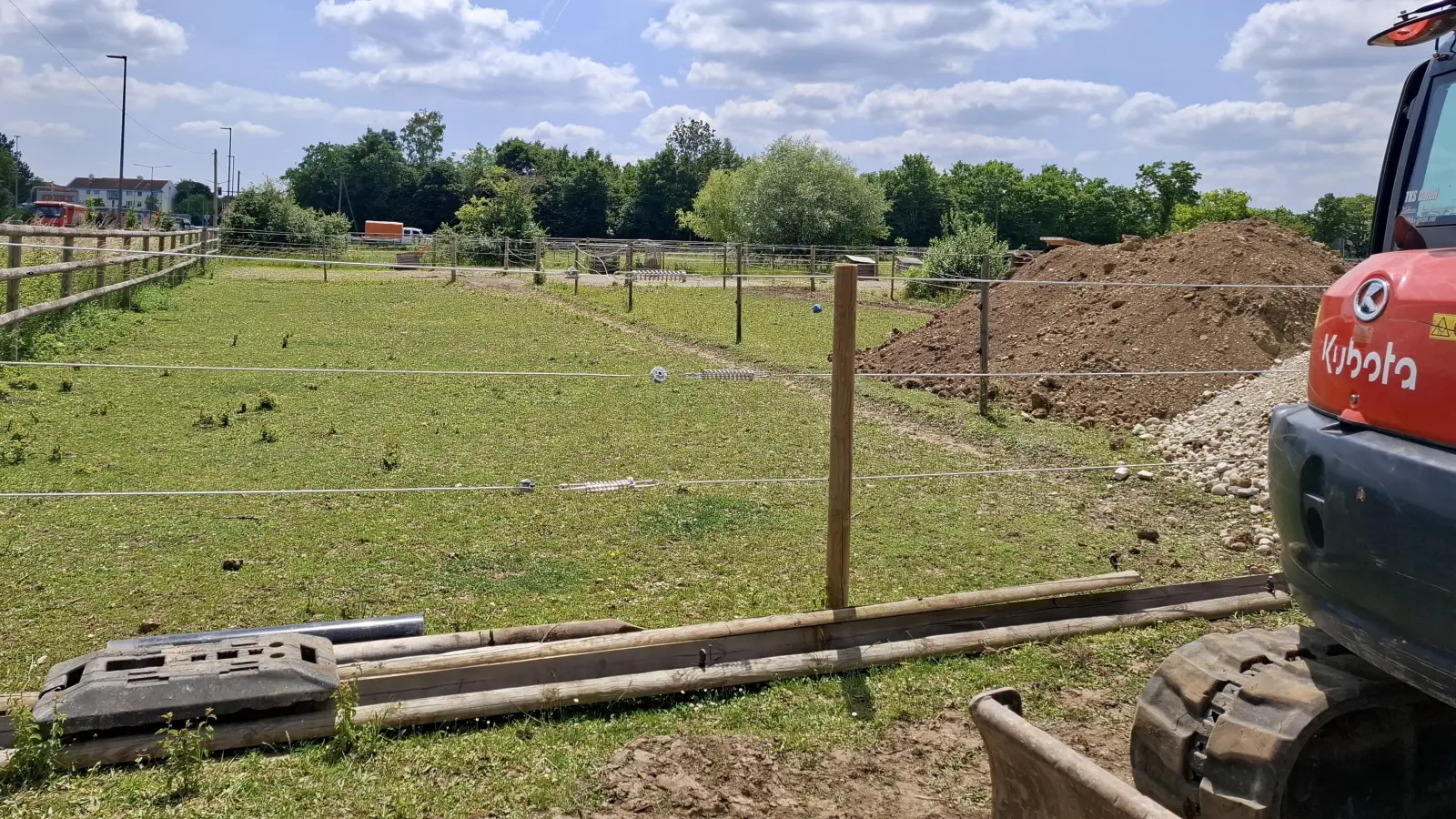 Bohrplatzvorbereitungen am Gräfelfinger Neurieder Weg: Hier will die Gemeinde aus einer Tiefe von 2.900 Metern rund 100 Grad Celsius heißes Wasser zutagefördern und als Wärmequelle nutzen. (Foto: B.Doll)