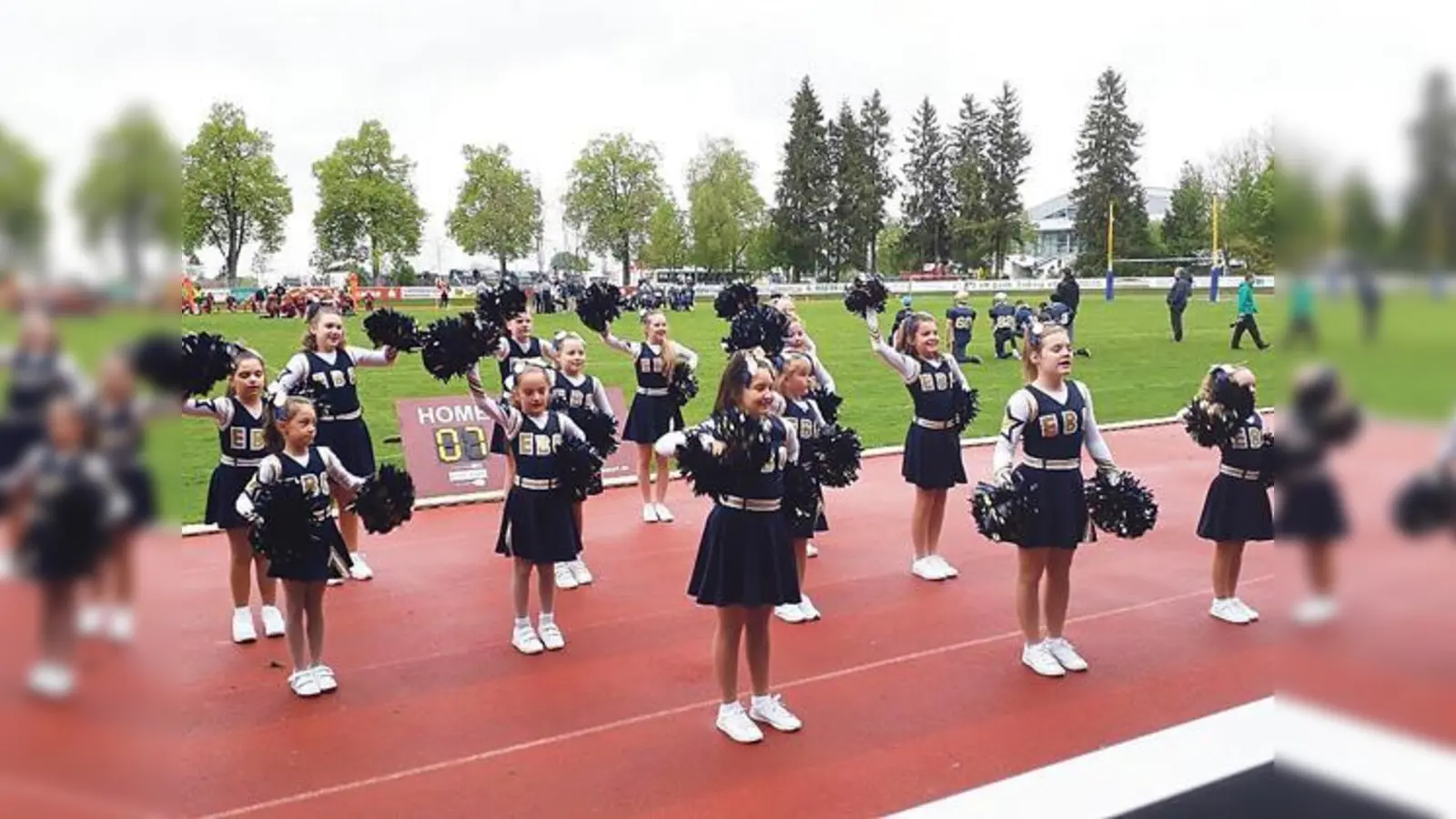 Begeisterungsfähigkeit ist eine wichtige Cheerleader-Eigenschaft. Die PeeWees der Erding Bulls bringen das mit und tragen sie mit Schwung ins Publikum.	 (Foto: Verein)