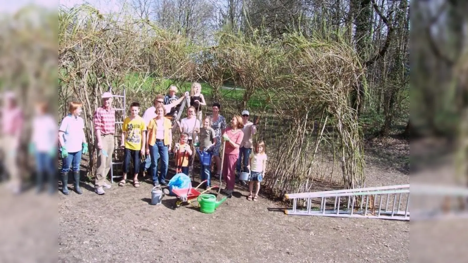 Auch in diesem Frühjahr wurde die Weidenhütte an der Würm wieder renoviert. (Foto: pi)