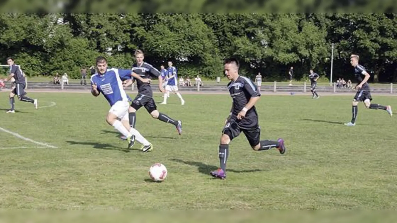 Das Benefizfußballspiel im Hasenbergl gibt es schon seit acht Jahren. Am Samstag messen sich die U19 des TSV 1860 und die Herren des TSV 54  DJK München für einen guten Zweck.  (Foto: Archiv)