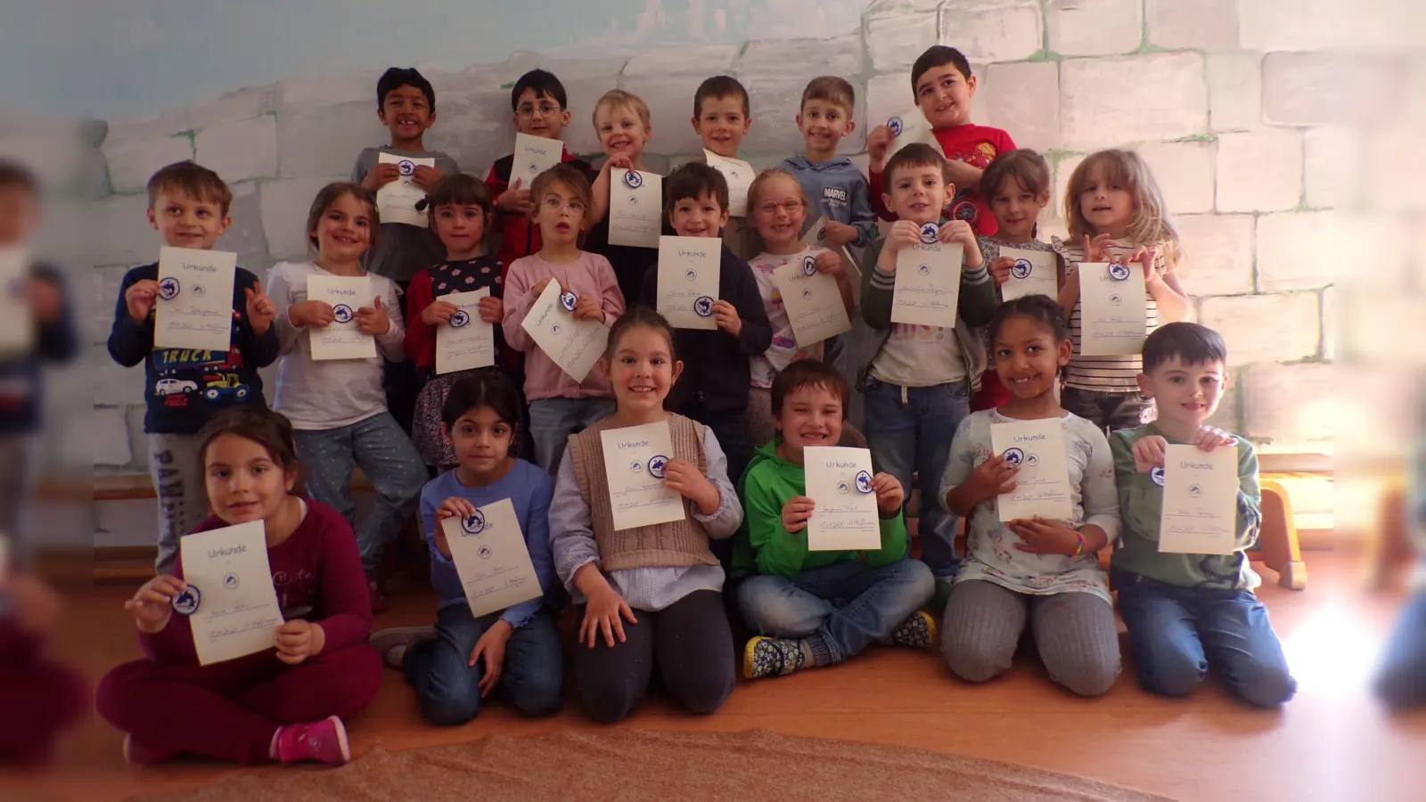 Stolz präsentieren die Vorschulkinder ihre Abzeichen und Urkunden. (Foto: BRK - Kreisverband Dachau)