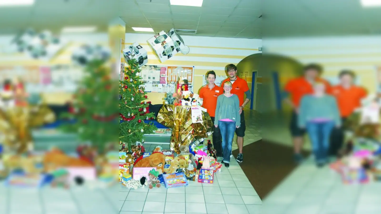Das Team vom Fitness Park Westkreuz freut sich über die zahlreichen Spielzeuge, die die Kunden bei der Tauschaktion abgegeben haben. (Foto: tr)