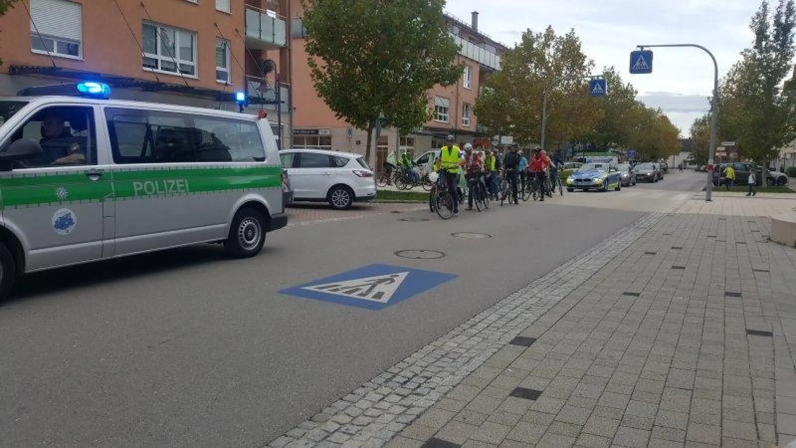 Dieses Mal konnten sich die Radler sicher sein, dass ihnen im Straßenverkehr nichts passiert: Die Demo wurde von der Polizei begleitet. (Foto: Huss-Weber)
