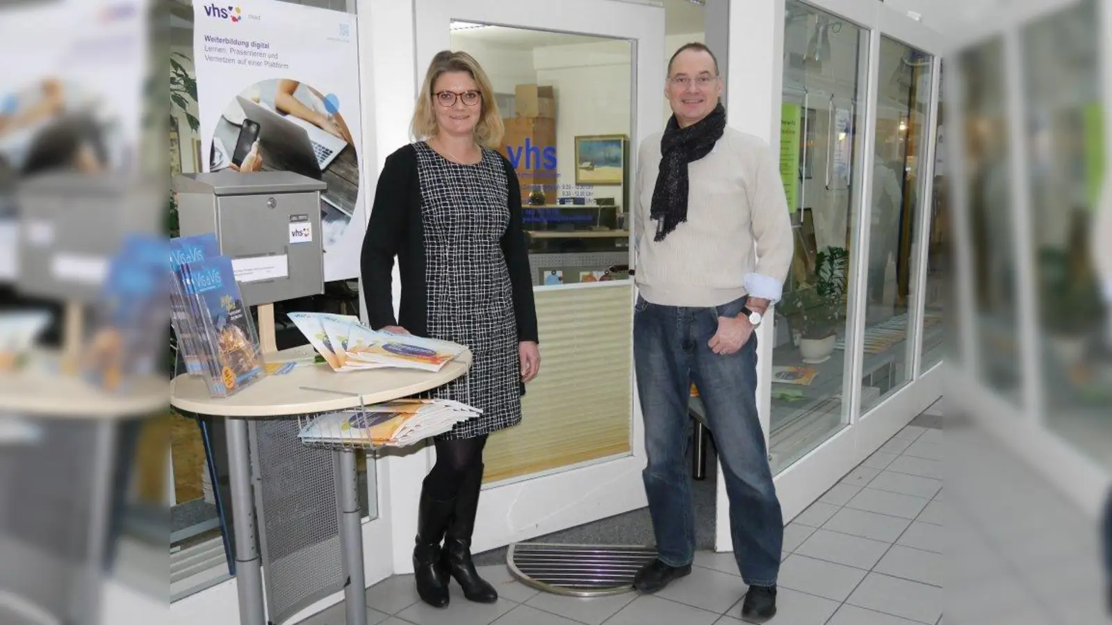 Andrea Marsch ist neue Geschäftsführerin der VHS Weilheim. Der Erste Vorsitzende Helmut Hornung stellte sie bei einem Pressegespräch vor. (Foto: VHS Weilheim)