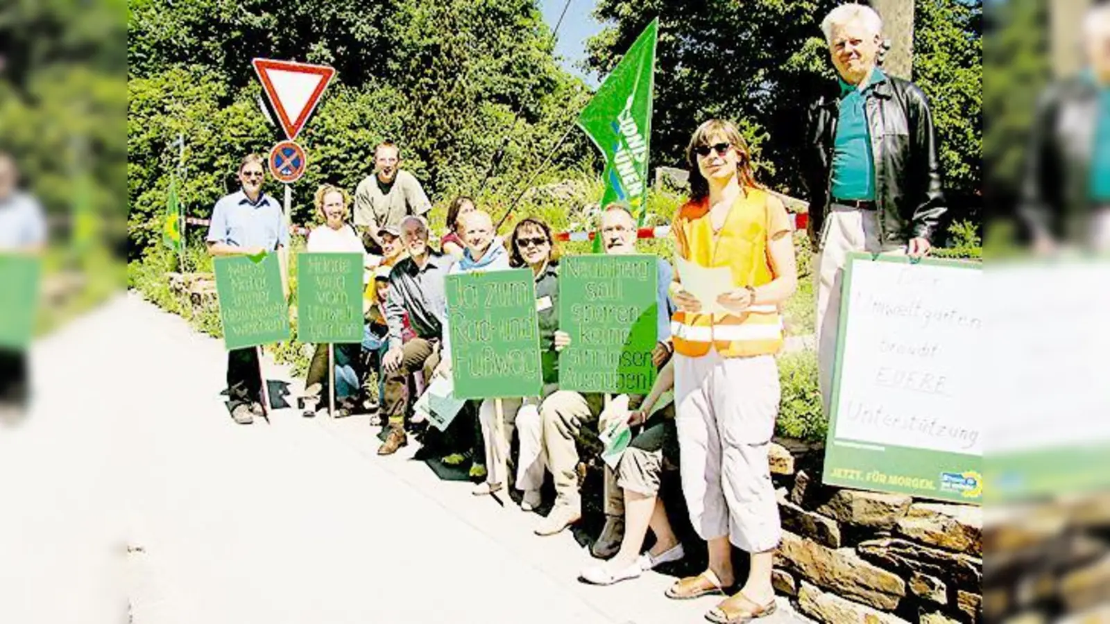 »Hände weg vom Umweltgarten« forderten am Samstag der Ortsverband von Bündnis90/Die Grünen und seine Sympathisanten.  (Foto: Ka)