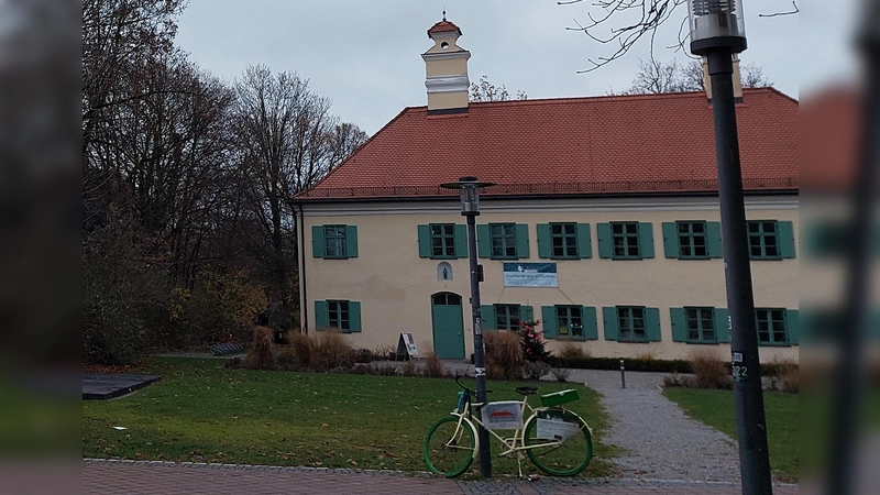 Im Kultur- und Bürgerhaus Pelkovenschlössl ist im Rahmen der Aktionswoche zum Weltfrauentag die Ausstellung „Schau mal – Frauen der Stunde null, Wegbereiterinnen für eine demokratische Gesellschaft” zu sehen.  (Foto: bas)