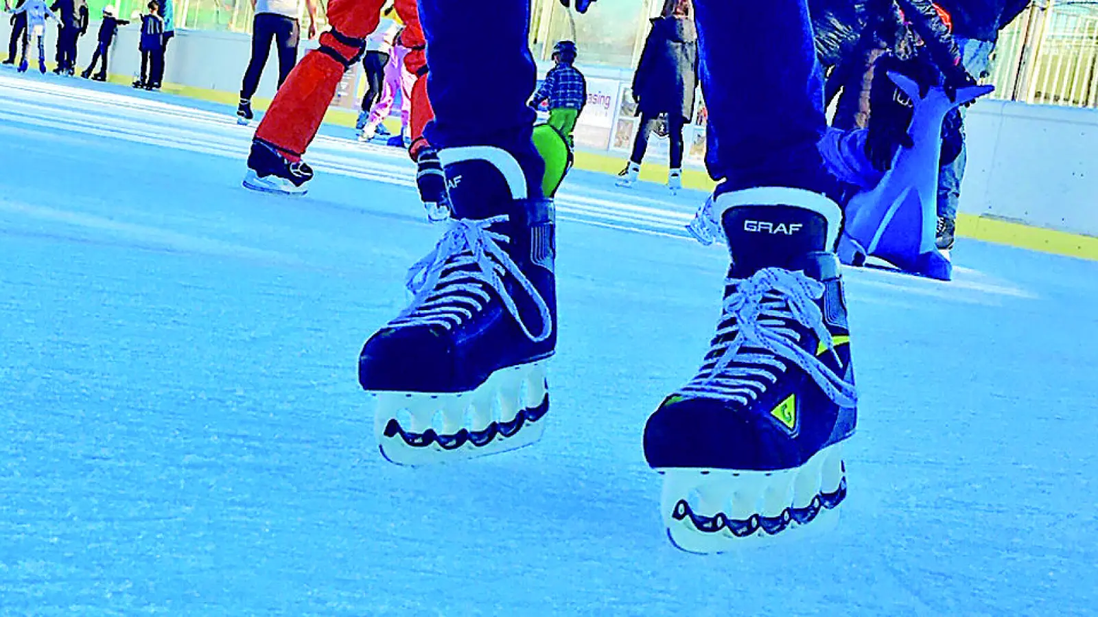 Die Eislauffläche im Stadion München-West soll heuer nicht schon wieder für die Öffentlichkeit gesperrt sein. Der Bezirksausschuss forderte von der Stadt ein Konzept, damit das Angebot für alle bestehen kann. (Foto: Ulrike Seiffert)