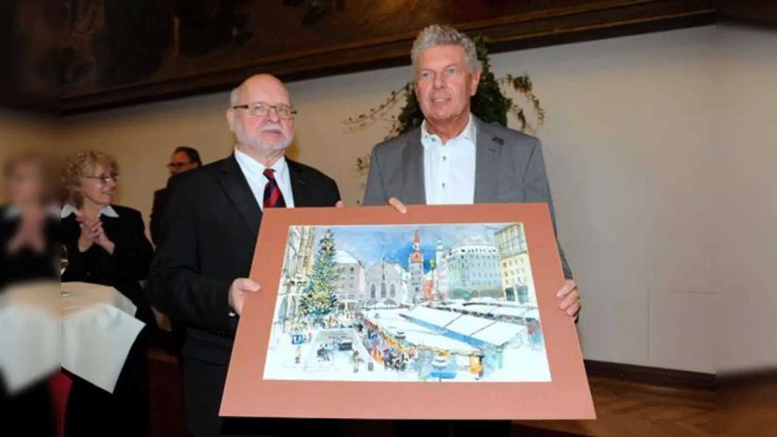 Zum Abschied überreichte Oberbürgermeister Dieter Reiter dem jetzt ehemaligen Stadtkämmerer Ernst Wolowicz ein Aquarellbild vom Christkindlmarkt auf dem Marienplatz.  (Foto: Robert Bösl)