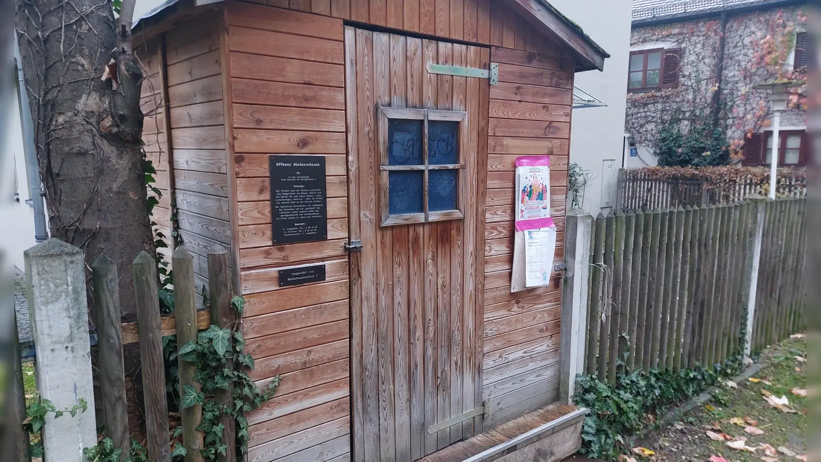 Bücherschränke gibt es vom kleinen Regal bis zur geräumigen Hütte in verschiedenen Ausprägungen: Am Hergottseck in der Au befindet sich ein größeres Exemplar. (Archivbild: bas)