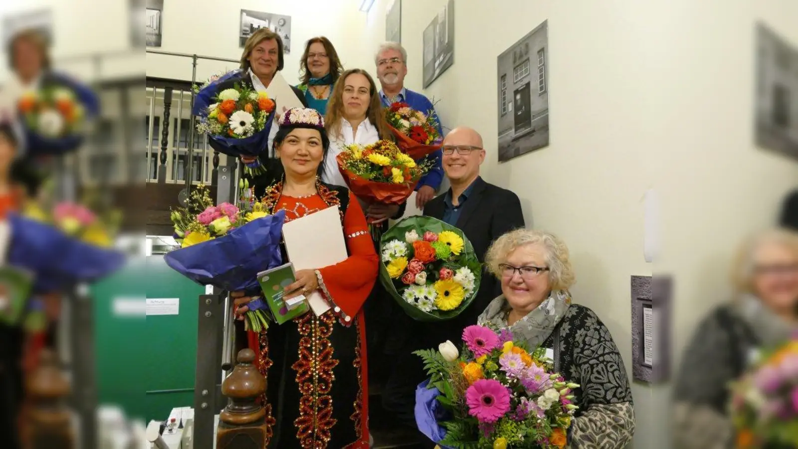 Auszeichnung im Selbsthilfezentrum: Zwischen 150 und 550 Stunden pro Jahr investieren diese Menschen in ihr ehrenamtliches Engagement. München dankt ihnen mit Blumen, einer Urkunde und einem Gutscheinheft. (Foto: ds)