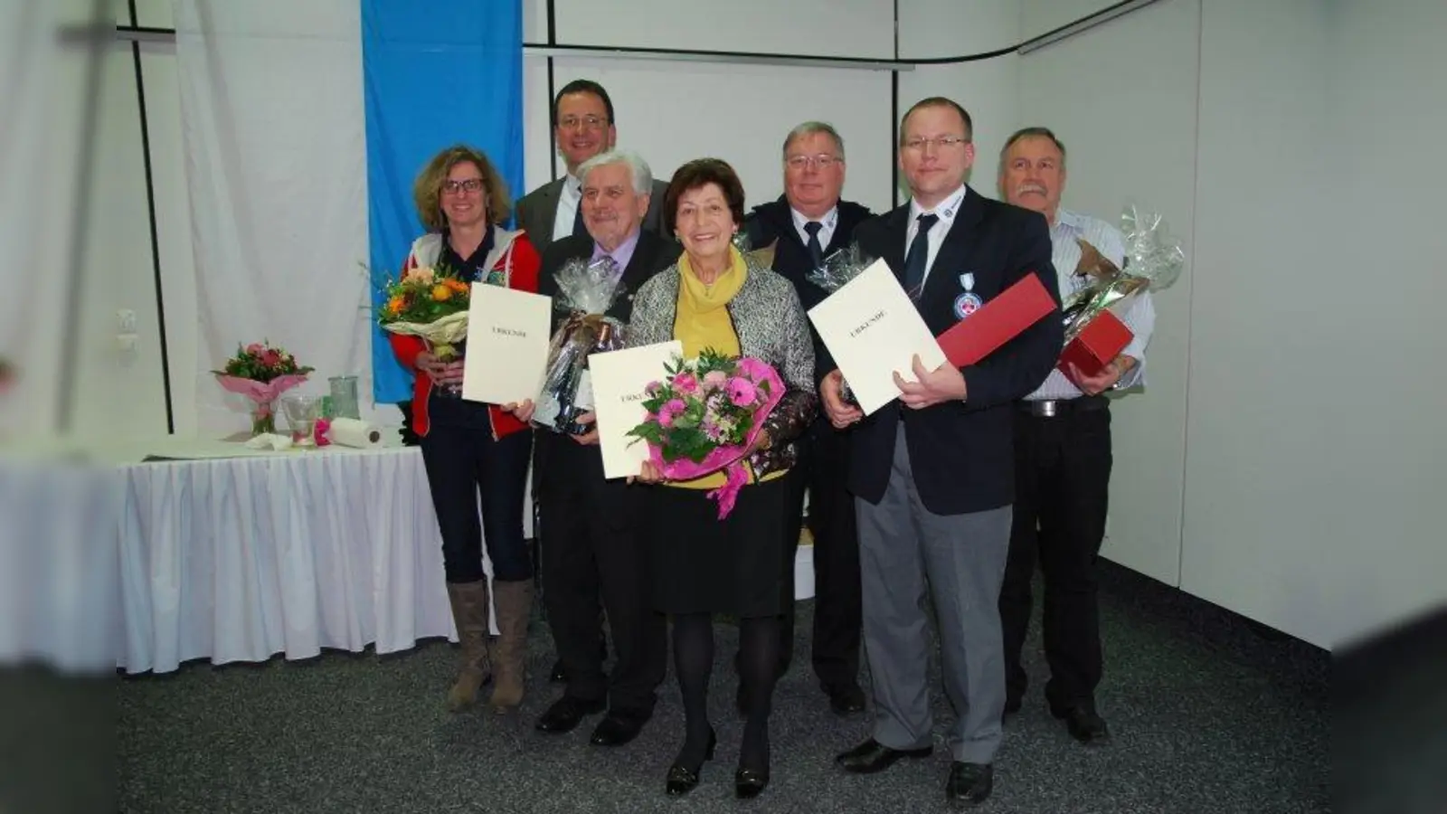 Andreas Haas (hinten l.) freut sich über die engagierten Germeringer v. l: Daniela Palme, Albert Metz, Theodolinde Kreuzmair, die Brüder Matern und Jürgen Kneisel. (Foto: LRA FFB)