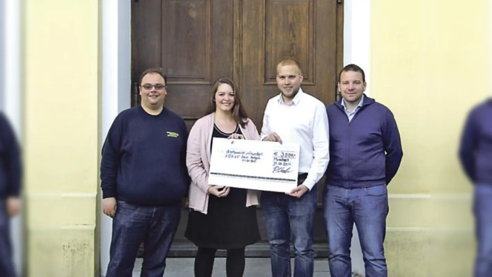 Patrick Kirschniok, Max Hilgarth und Florian Weidner überreichen Steffi Schneider den Spendenscheck.	 (Foto: privat)