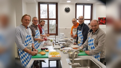 Das Vermessungsamt Ebersberg in Aktion mit Leiter Hans Rumpfinger in der Mitte (2. Rechts). (Foto: AELF)