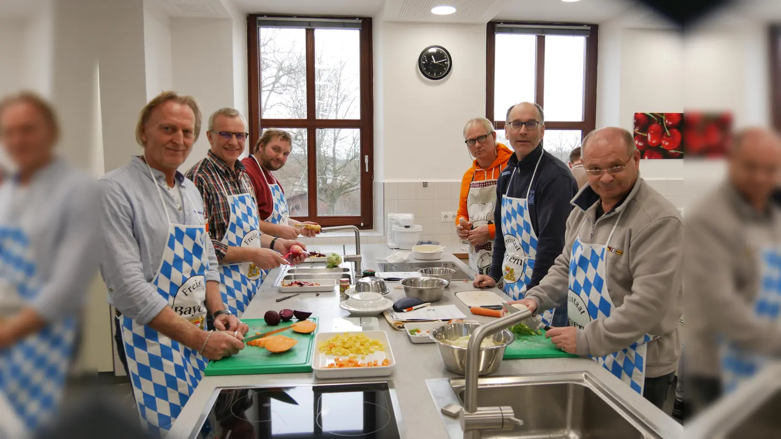 Das Vermessungsamt Ebersberg in Aktion mit Leiter Hans Rumpfinger in der Mitte (2. Rechts). (Foto: AELF)