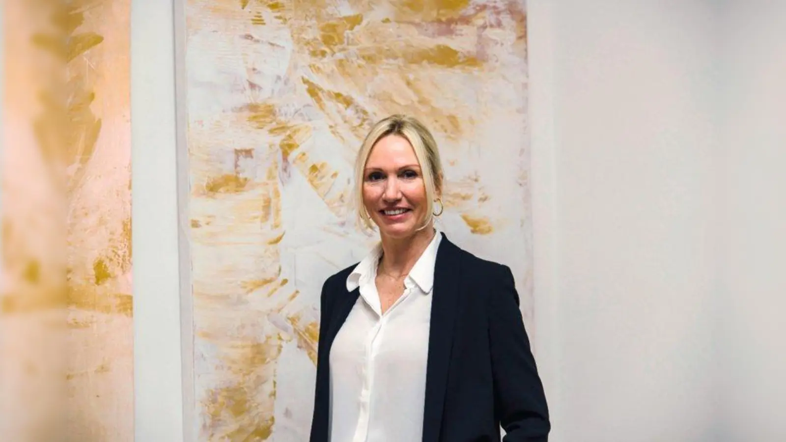 Die Künstlerin Simone von Anhalt zeigt ihre Werke bis Dezember im Gilchinger Rathaus. (Foto: Andreas Fuchs)